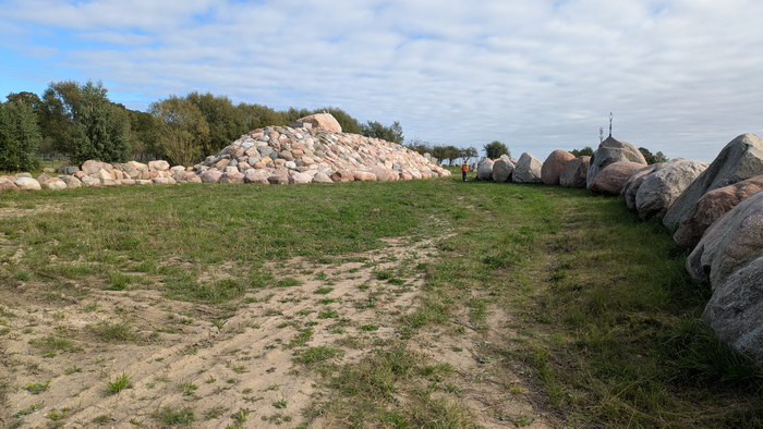 Bistrampolis Steinstrasse Berg mit Altar