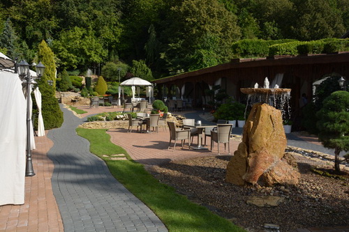 Kaunas Restaurant Floros Simfonija Aussengastronomie Kaunas Restaurant Floros Simfonija Bachlauf