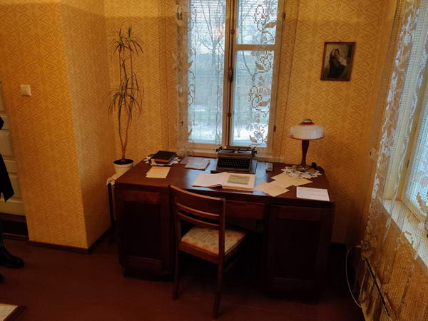 Schreibtisch im Salomeja Neris Museum Salomeja Neris Arbeitszimmer