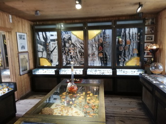 Bernstein im Bernsteinmuseum Nida Exponate im Museum