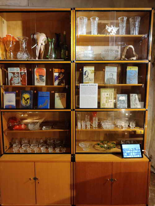 Typische Vitrine in sowjetischen Wohnungen Vitrine in Litauen 1990