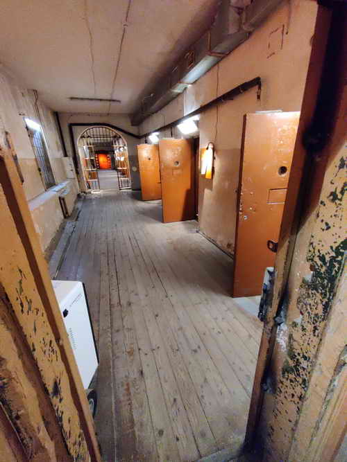 Flure im Detention Center Vilnius Zellentüren Museum Detention Center