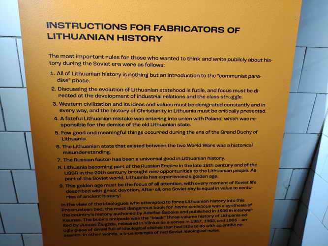 Schautafeln der Ausstellung Vilnius Vilnius Detention Center Museum Tafeln