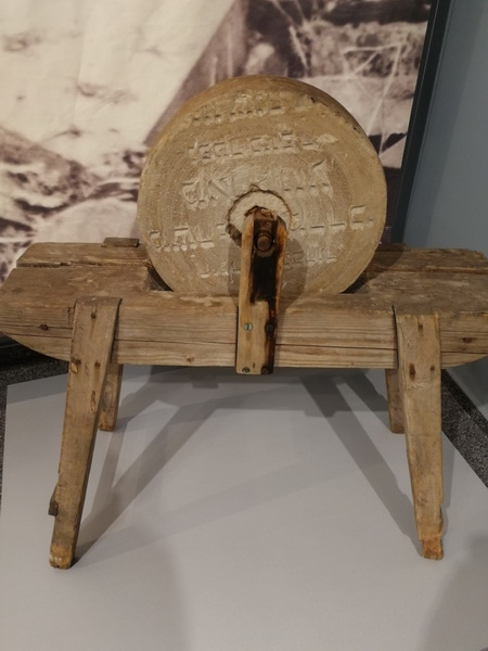 Schleifstein aus juedischem Grabstein Green House Holocaustmuseum Vilnius