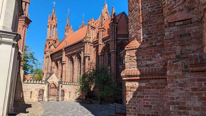 Bernhardiner Kirche und St. Anna seitlich aussen