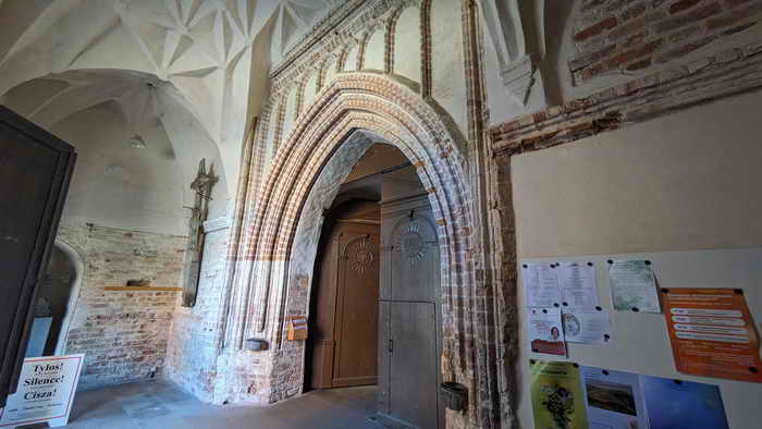 Bernhardiner Kirche Eingang