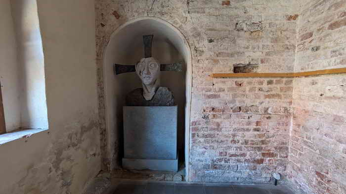 Bernhardiner Kirche Kunst am Eingang