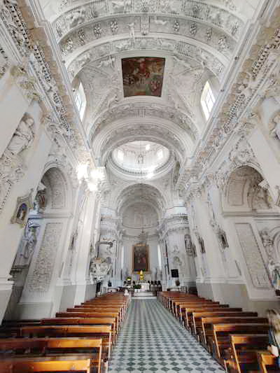 Altar mit Deckengemälde St. Peter und Paul Vilnius St. Peter und Paul Innenansicht